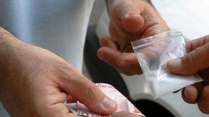 prendevano reddito cittadinanza ma spacciavano droga davanti scuola arrestati