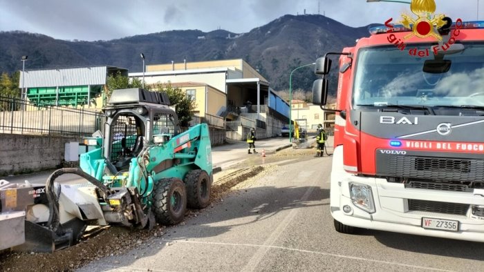 fuga di gas da una condotta sotto terra in azione i caschi rossi