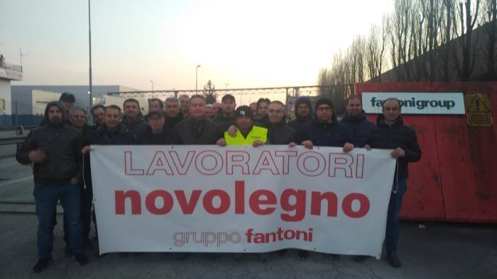 rilanciare la vertenza novolegno sabato il sit in degli operai