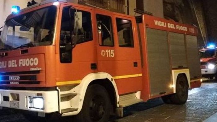 dolore a san giuseppe vesuviano dopo il tragico incendio in un abitazione