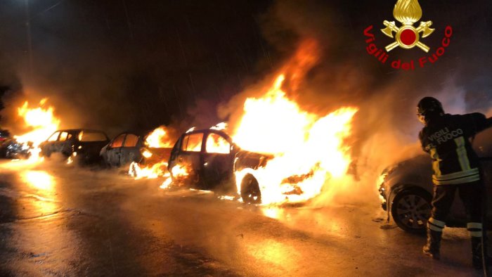 vietri sul mare 5 auto in fiamme nella notte si indaga