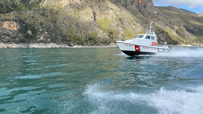 barca in avaria soccorsi due pescatori di marina di camerota