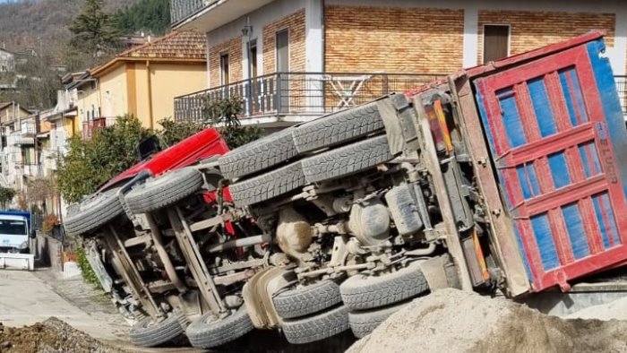 camion si ribalta in baronia durante i lavori di scavo per la rete del gas