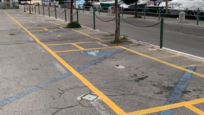 salerno furbetti del permesso invalidi per la sosta fioccano le multe