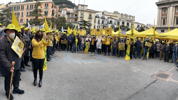 salerno in piazza la rivolta di agricoltori e allevatori cosi non si va avanti