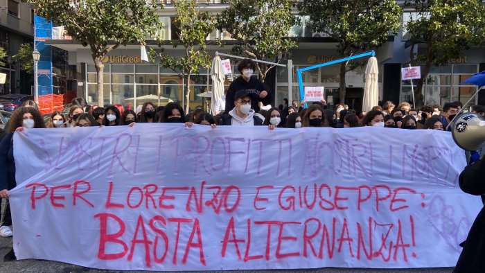 alternanza scuola lavoro corteo degli studenti anche a salerno