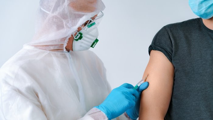 vaccini somministrazioni in calo caccia gli ultimi indecisi della dose