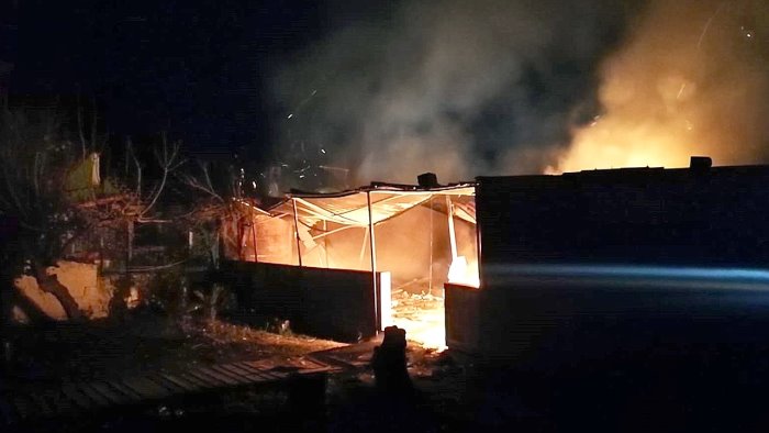 paestum a fuoco il bivacco degli stranieri sul lungomare