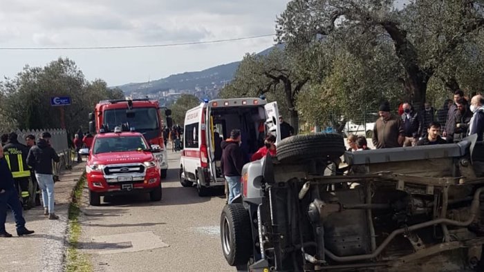 auto si ribalta a campagna ferite madre e figlia