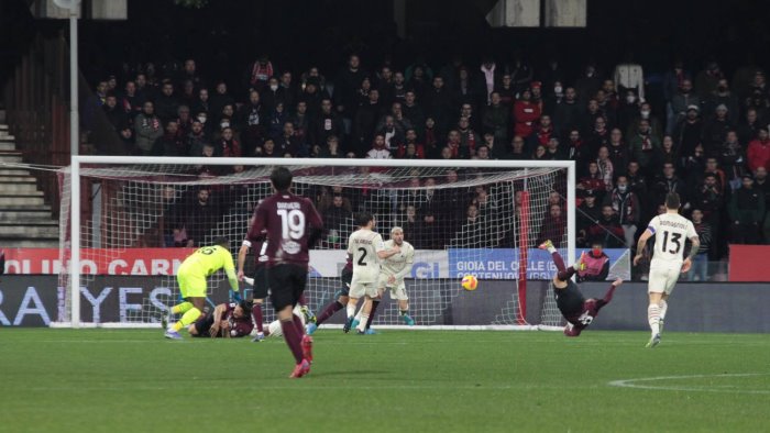 salernitana milan 2 2 bonazzoli e djuric frenano la capolista