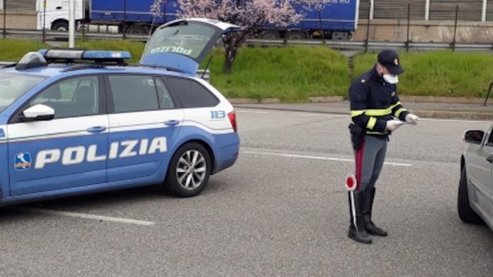 in autostrada a tutta velocita con un panetto di hashish arrestati due giovani