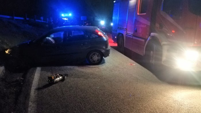 auto contro un muro feriti tre giovani studentessa in codice rosso