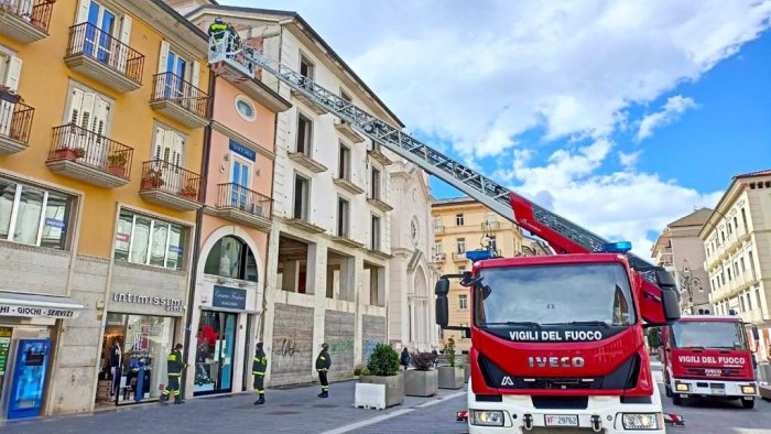 forte vento e neve giornata di super lavoro per i caschi rossi