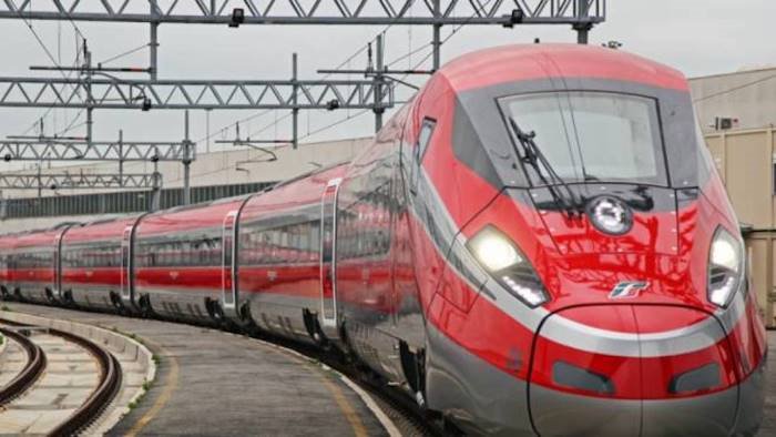 il frecciarossa delle 5 15 sulla linea salerno roma non sara soppresso