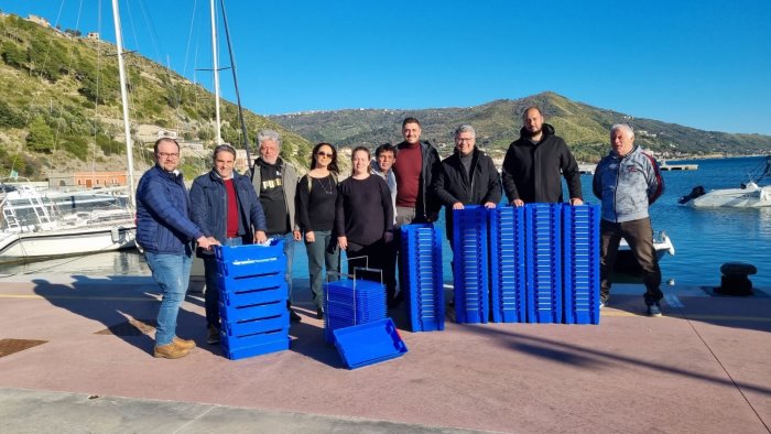 montecorice le cassette duwo sbarcano nel porto di san nicola a mare