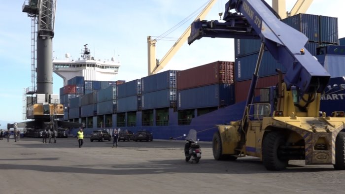 la nave dalla tunisia e arrivata a salerno i rifiuti per ora restano in porto