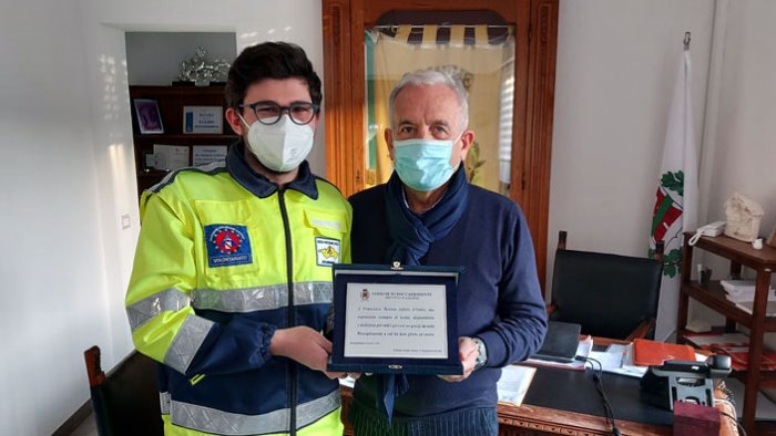 roccapiemonte sindaco premia l alfiere della repubblica francesco tortora