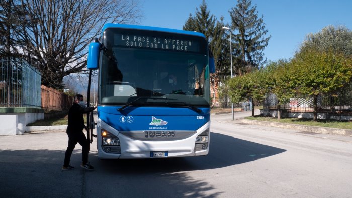 stop alla guerra in ucraina messaggi di pace sui bus di air campania