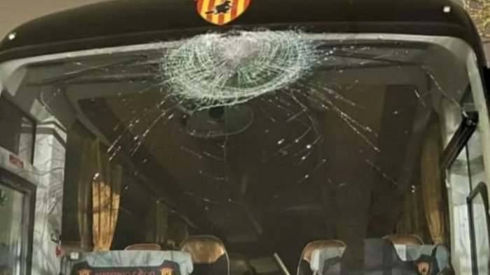 pietra contro il pullman del benevento calcio distrutto vetro anteriore