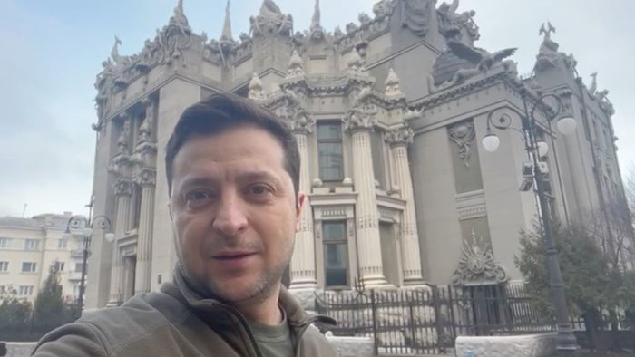 in ucraina e battaglia zelensky rifiuta offerta usa di evacuare