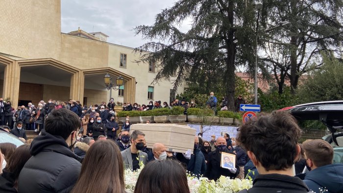 battipaglia a lutto per l addio al 17enne claudio mandia