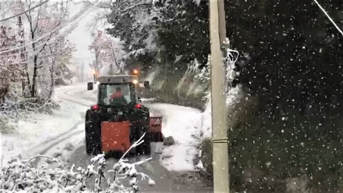 nevica nel sannio spargisale e spazzaneve in azione