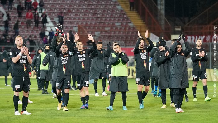 benevento pesante vittoria a perugia ecco le foto del match