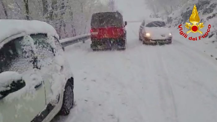 neve in irpinia famiglie bloccate in auto sul laceno