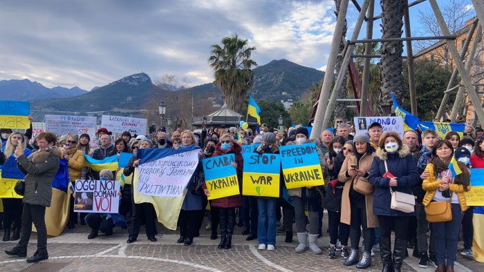 solidarieta e vicinanza al popolo ucraino la manifestazione a salerno