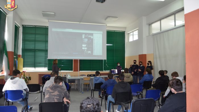 pretendiamo legalita la polizia incontra gli studenti delle scuole salernitane