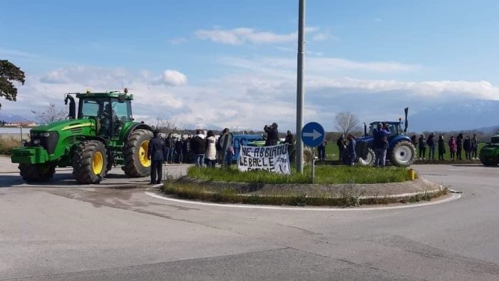 sra un carico di rifiuti che rischia di far scoppiare un disastro ambientale