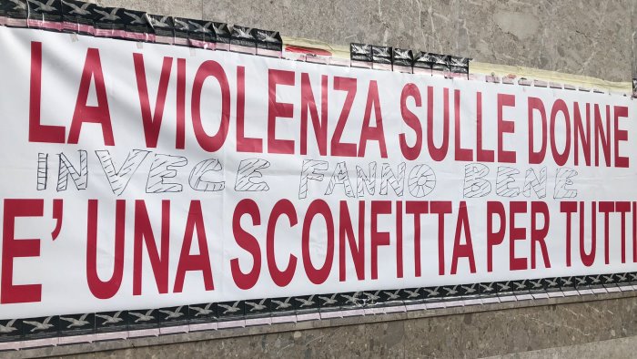 imbrattata la scritta contro la violenza sulle donne gesto vergognoso