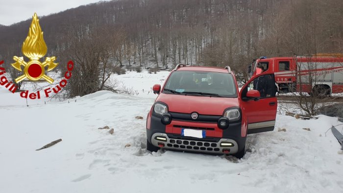 bloccato nella neve in montagna arriva a piedi a calabritto salvato dai vigili