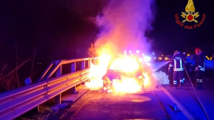 auto in fiamme sull a16 paura per tre persone e un cane