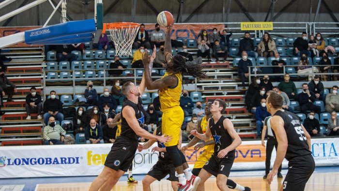 basket scafati batte la stella azzurra e ritrova la vetta solitaria