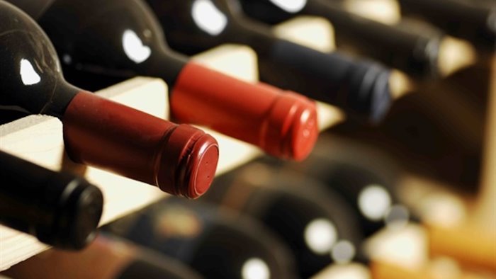 vino venduto con falso marchio dop c e l esposto in procura