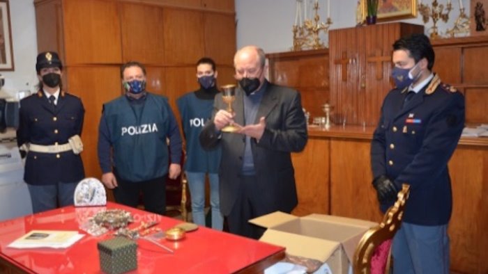 furto alla chiesa del carmine restituiti gli oggetti sacri denunciato 24enne