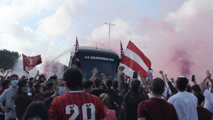 salernitana carica ultras ritrovo alle 18 per scortare la squadra