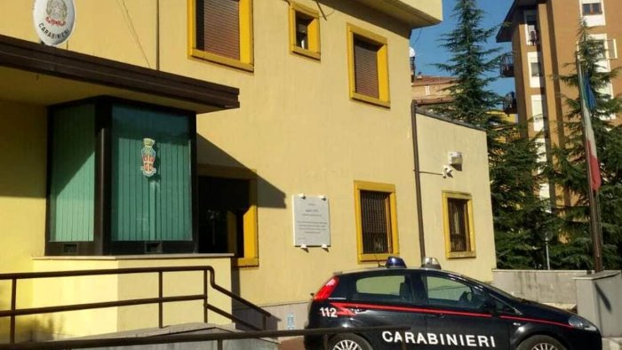 ruba 8 bottiglie di grappa in un supermercato 30enne denunciato