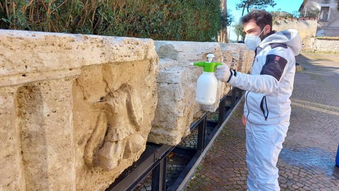 parco di paestum restauratori al lavoro per la manutenzione dei templi