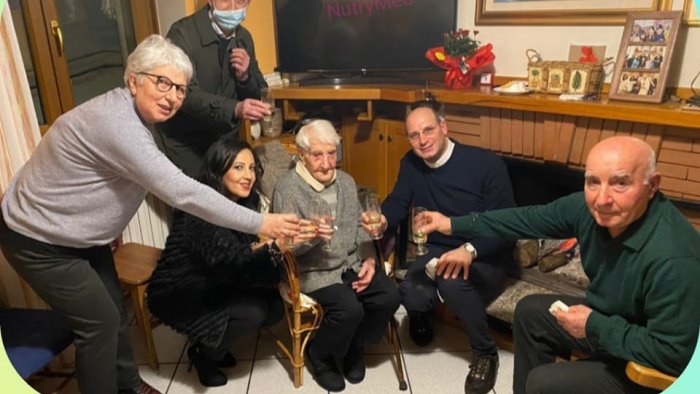 rosa festeggia 111 anni nel cilento e tra le nove persone piu longeve d italia