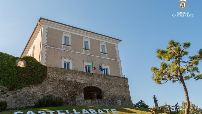 il castello di castellabate si tinge di blu per le vittime civili delle guerra