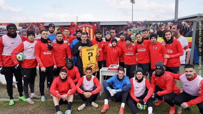 il benevento celebra imbriani nel giorno del compleanno foto