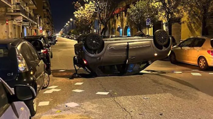 auto si ribalta sul lungomare colombo a salerno