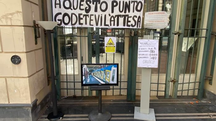 funicolare di chiaia chiusa sine die la protesta geniale dei cittadini