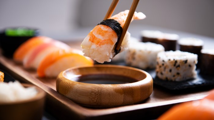 donna di 40 anni muore dopo il sushi a pranzo ecco cosa e successo