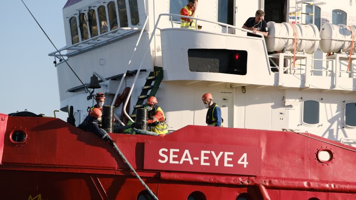 sbarco dei migranti a napoli liberi due dei tre scafisti arrestati