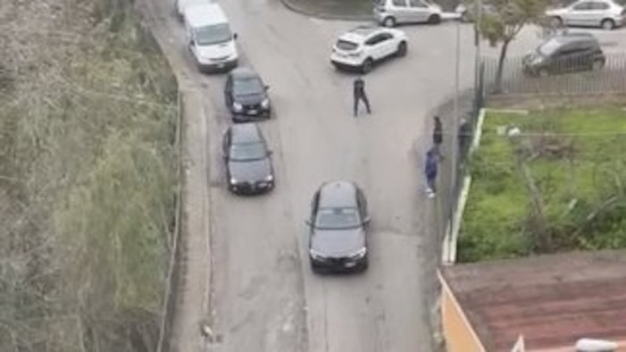 a sparare contro un auto nel rione petrosino e stata una guardia giurata