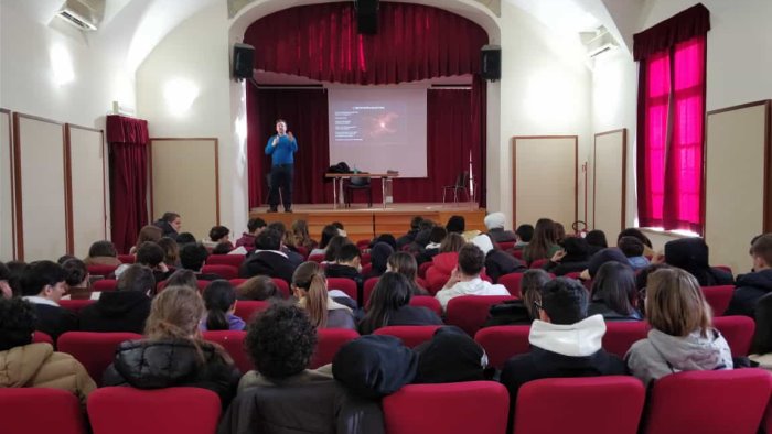 mirabella eclano affascinante seminario di astronomia per gli studenti