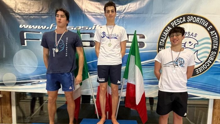 nuoto pinnato romano dell oceanika sturno e campione italiano